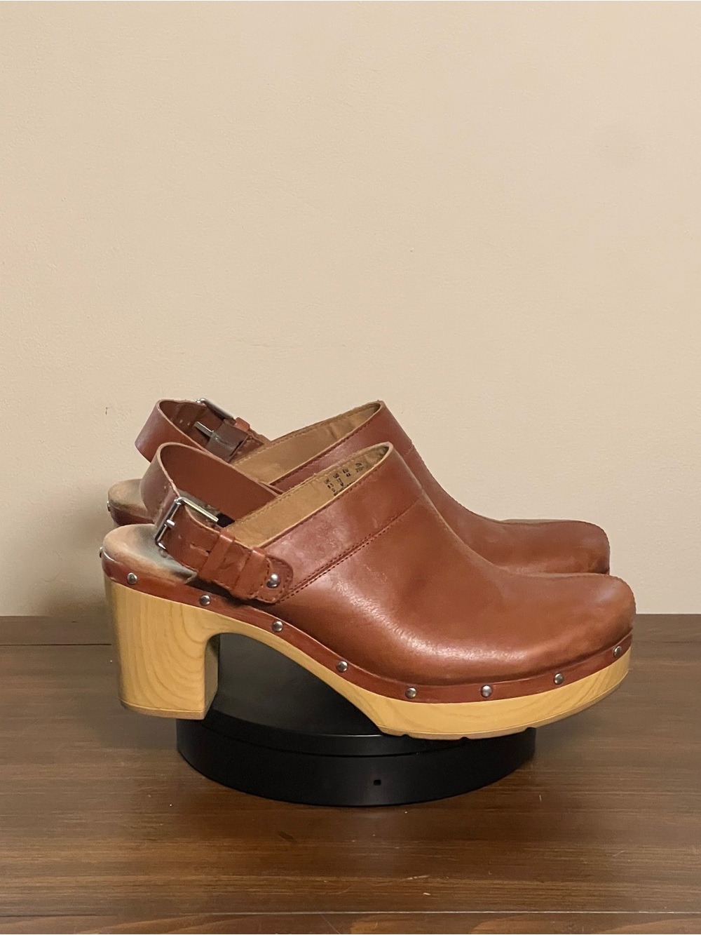 Clarks Artisan Women's Size US 12M Ledella York Leather Clog in Nutmeg Brown